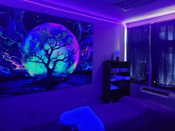 massage room 1 blacklight